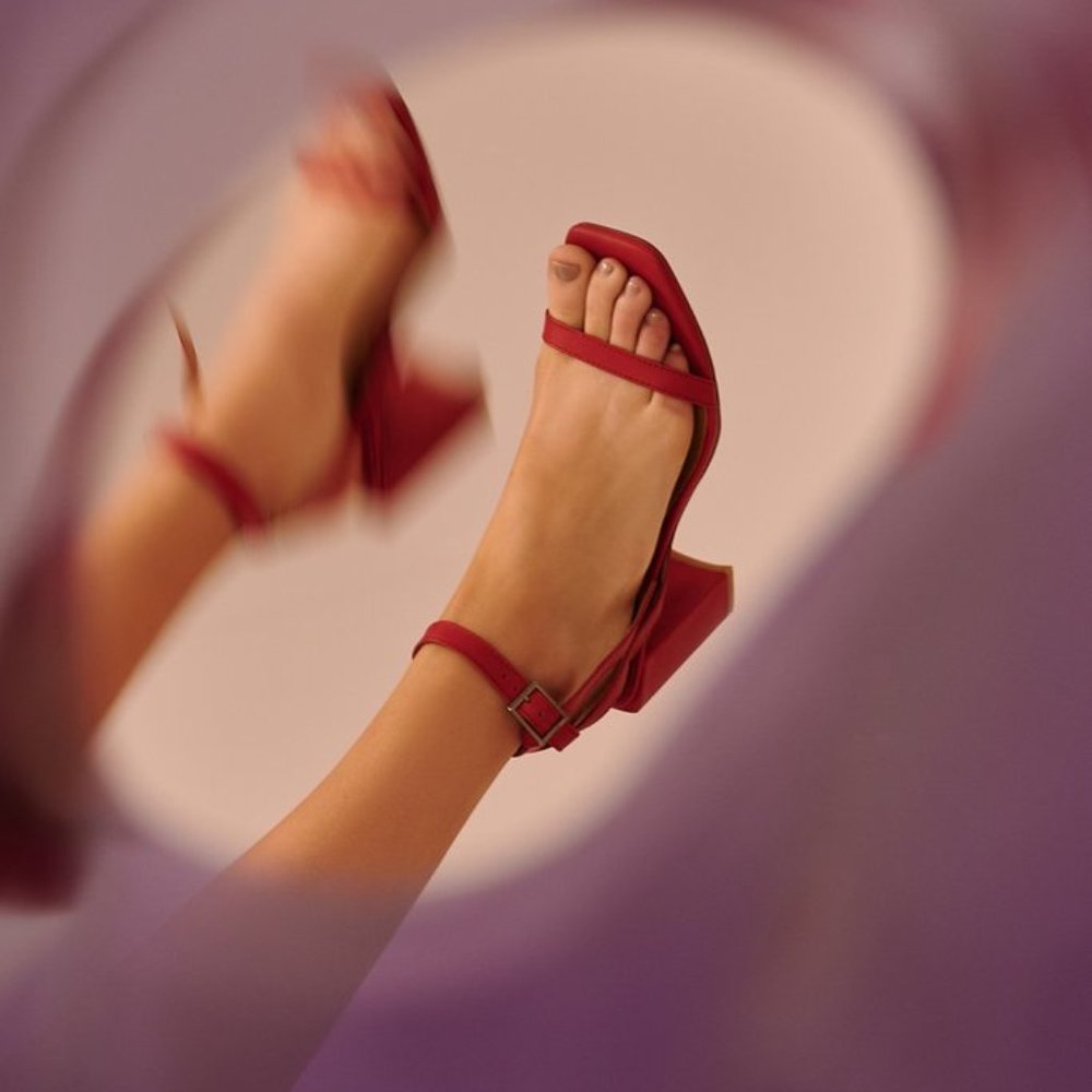 NWT THE ESSENTIAL SANDAL